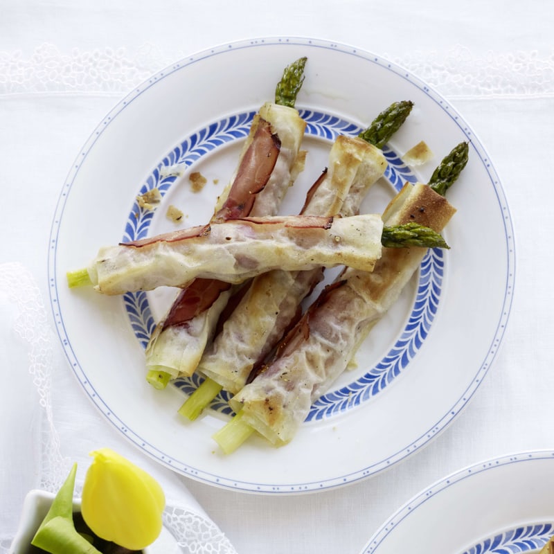 Spargel-Speck-Rollen mit Express-Kräuterhollandaise | Migusto