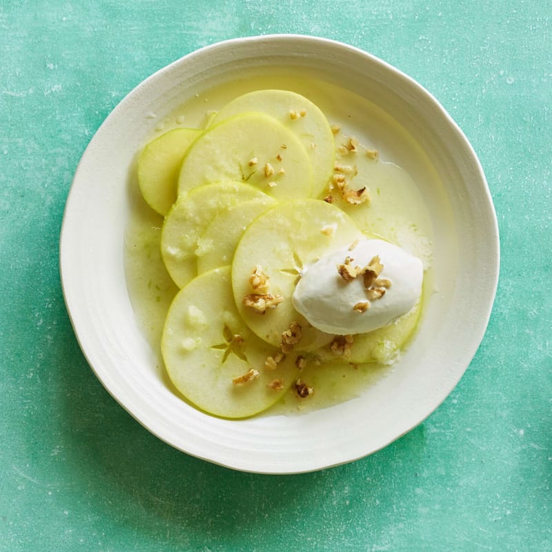 Süsser Flammkuchen mit Apfel und Mandeln | Migusto