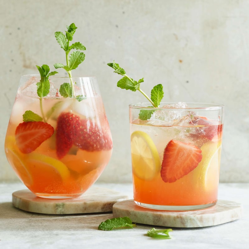 Passionsfrucht-Erdbeer-Bowle mit Blüten | Rezept