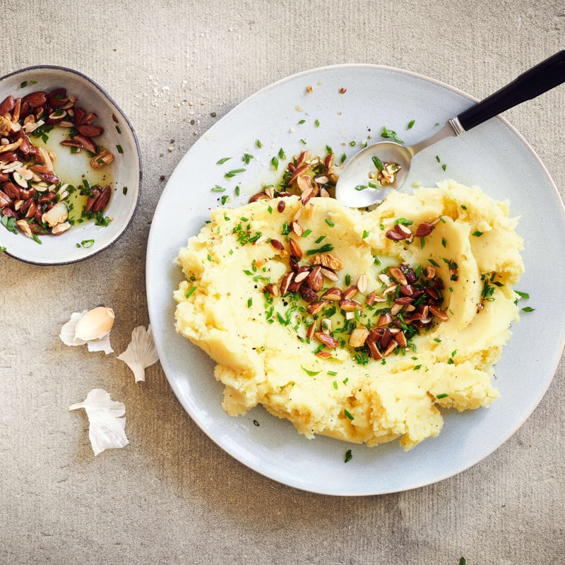 Rotkohl mit Äpfeln und Rauchmandeln | Migusto