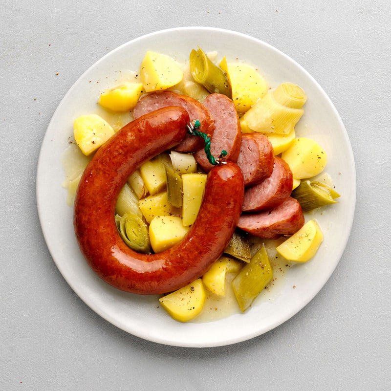 Saucisson mit Kartoffel-Lauch-Gemüse | Rezept Saucisson mit Kartoffel-Lauch-Gemüse | Rezept