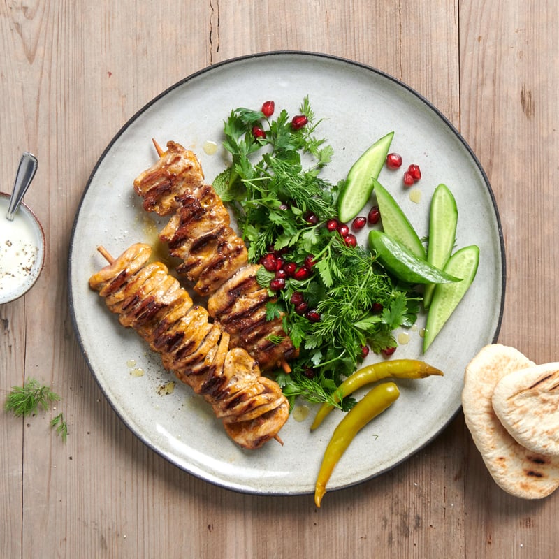 Crevettenspiesse mit Knoblauch-Vinaigrette und Reissalat | Rezept