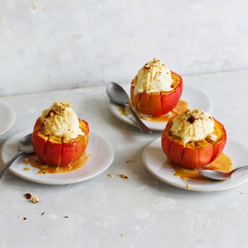 Gebackene Birne mit Vanilleglace | Rezept