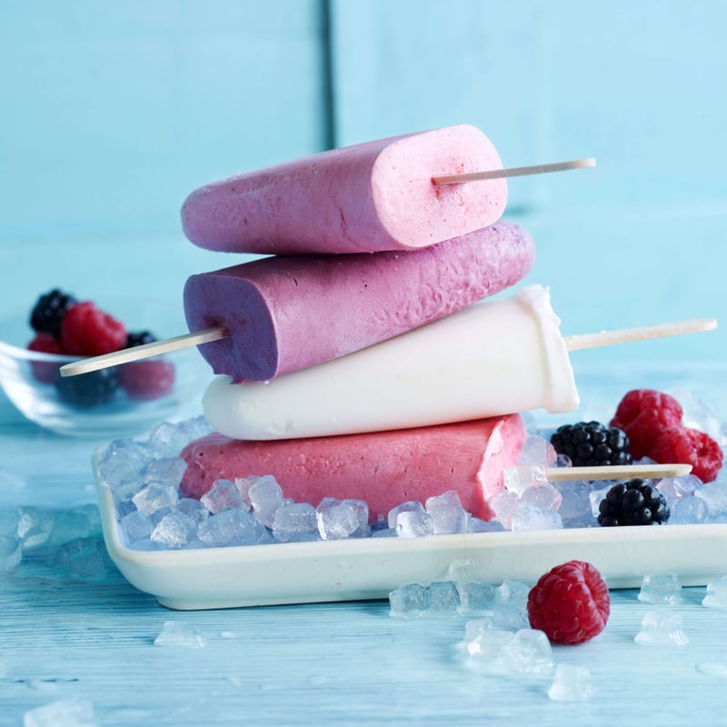 brombeer-softice-mit-knuspertopping-rezept