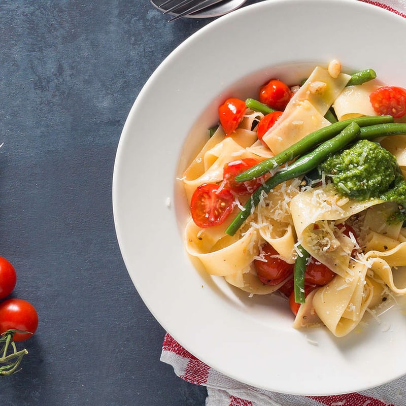 Pastasalat an Basilikumsauce mit Sardellen | Migusto