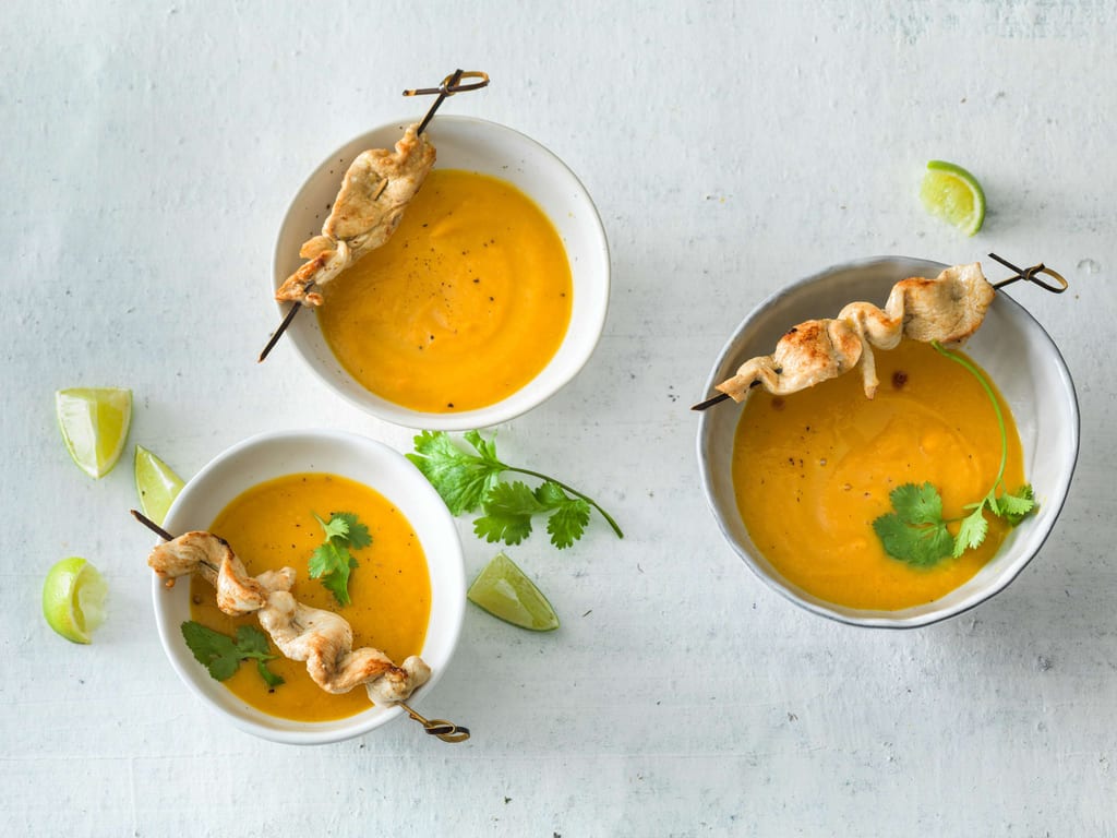 Karotten-Süsskartoffel-Suppe mit Pouletspiessli