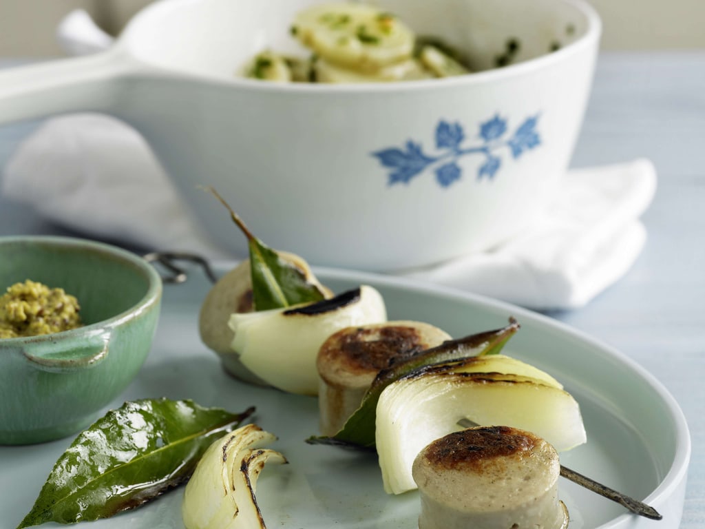 Spiedini di bratwurst e cipolle con insalata di topinambur