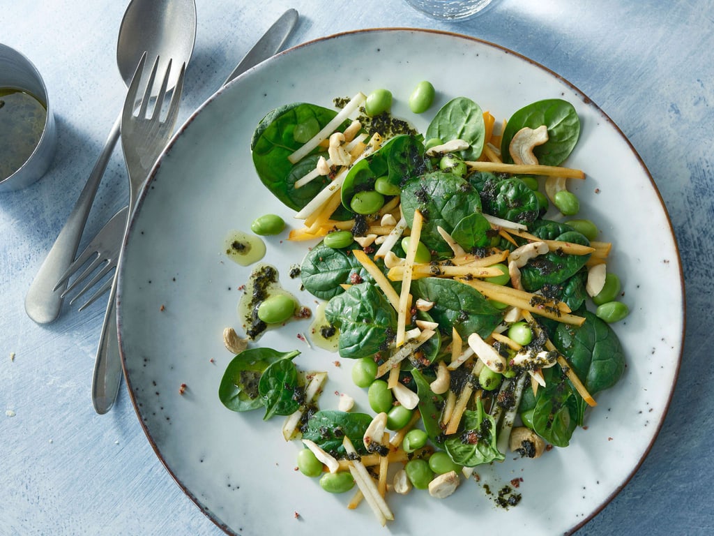 Salade d'épinards avec edamame, kaki et sauce nori