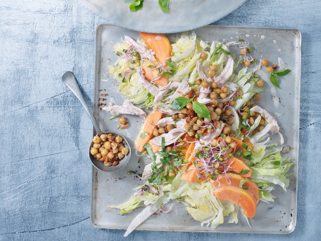 Eisbergsalat mit Papaya und Poulet