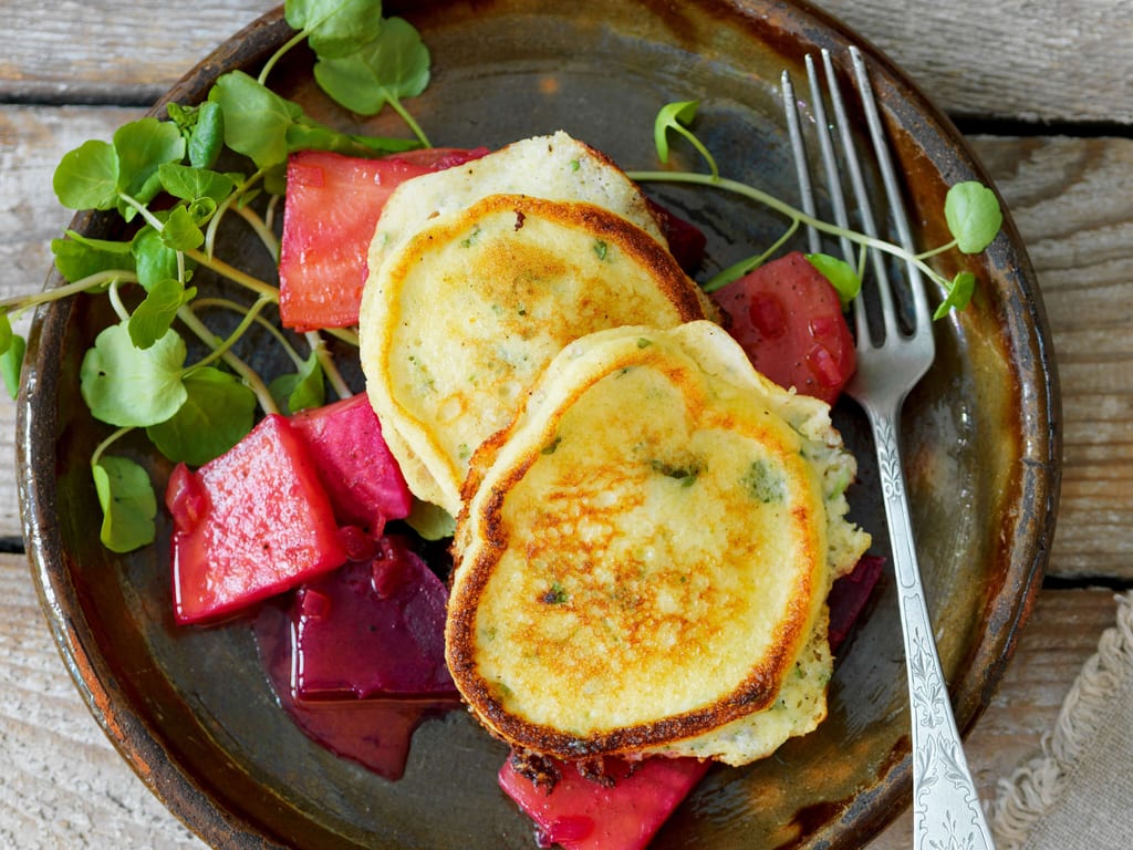 Galettes au séré sur lit de betteraves