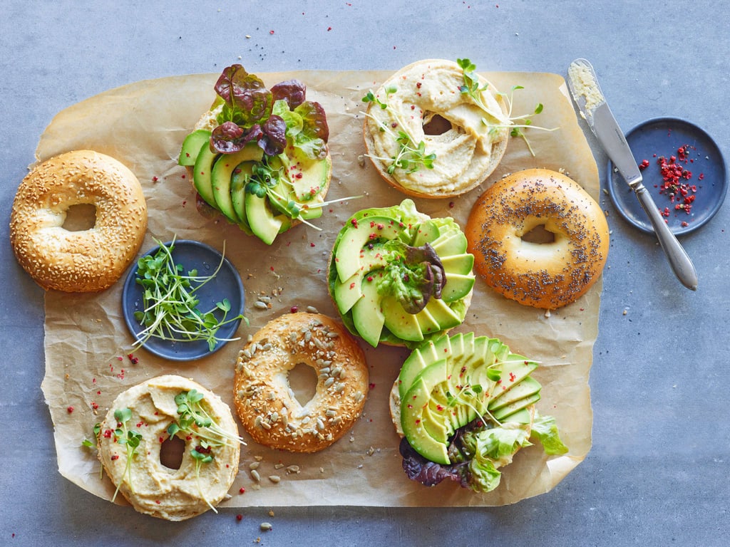 Bagel con hummus e avocado