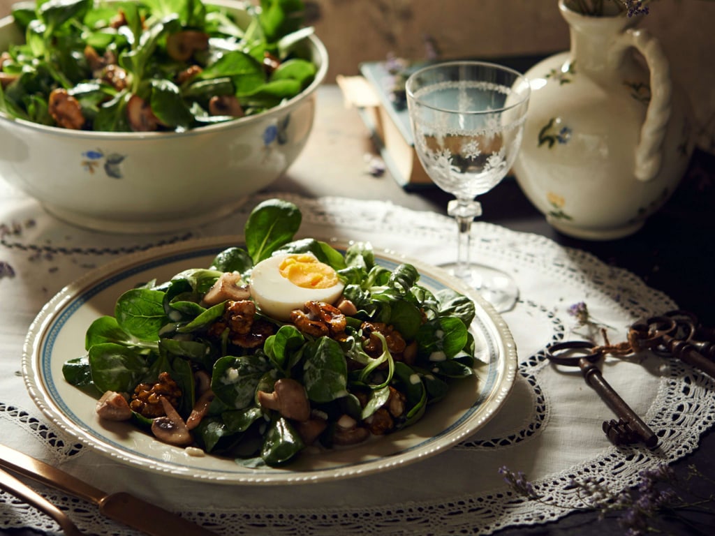 Salat mit Nüssen, Champignons und Ei