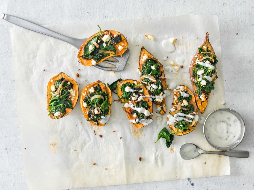 Süsskartoffeln mit Spinat, Feta und Knoblauchcreme