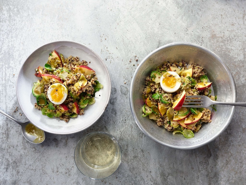 Insalata di quinoa e cavoletti di Bruxelles con salsa alla canapa