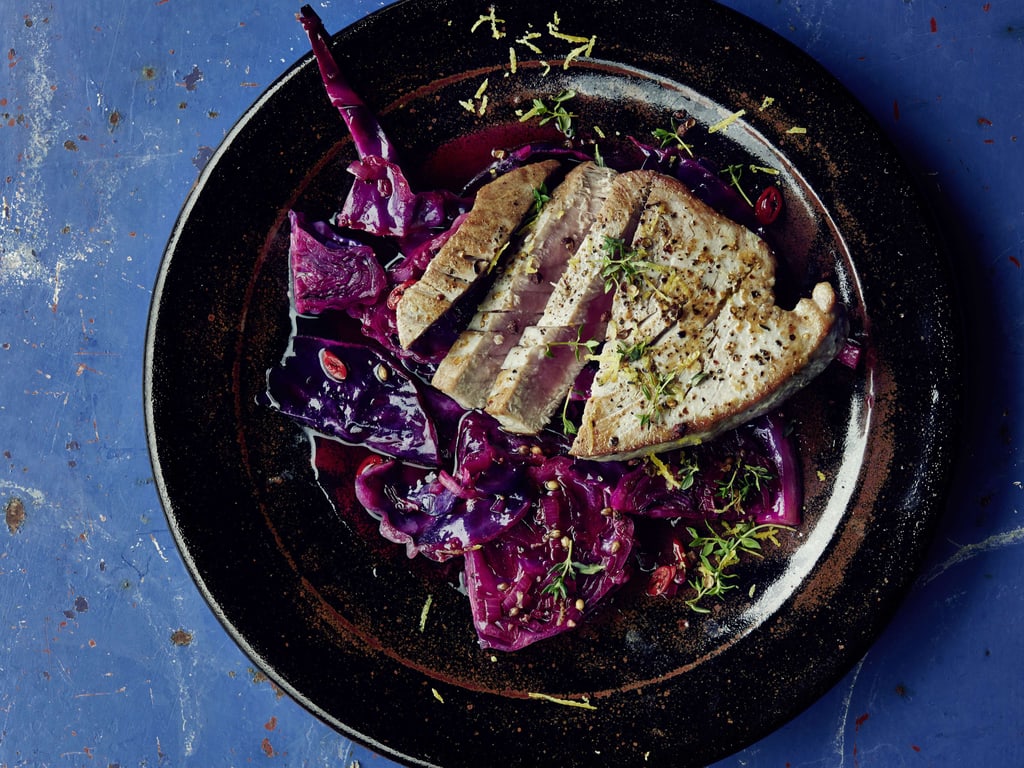Lauwarmer Rotkrautsalat mit gebratenem Thunfischfilet
