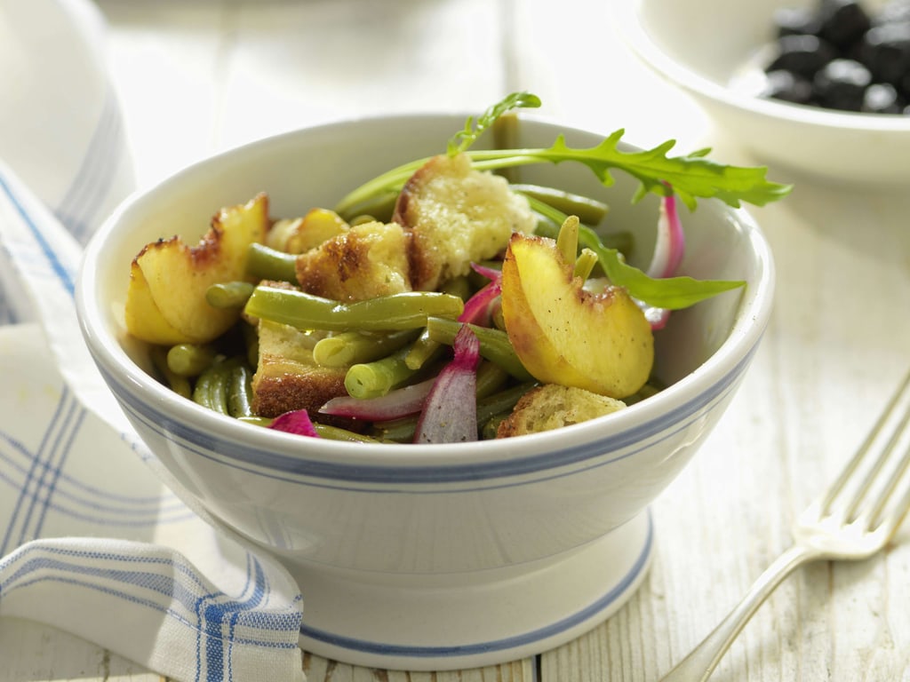 Salade de pain perdu avec haricots, pêche et oignon
