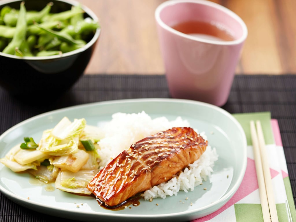 Glasierter Lachs mit Kohl