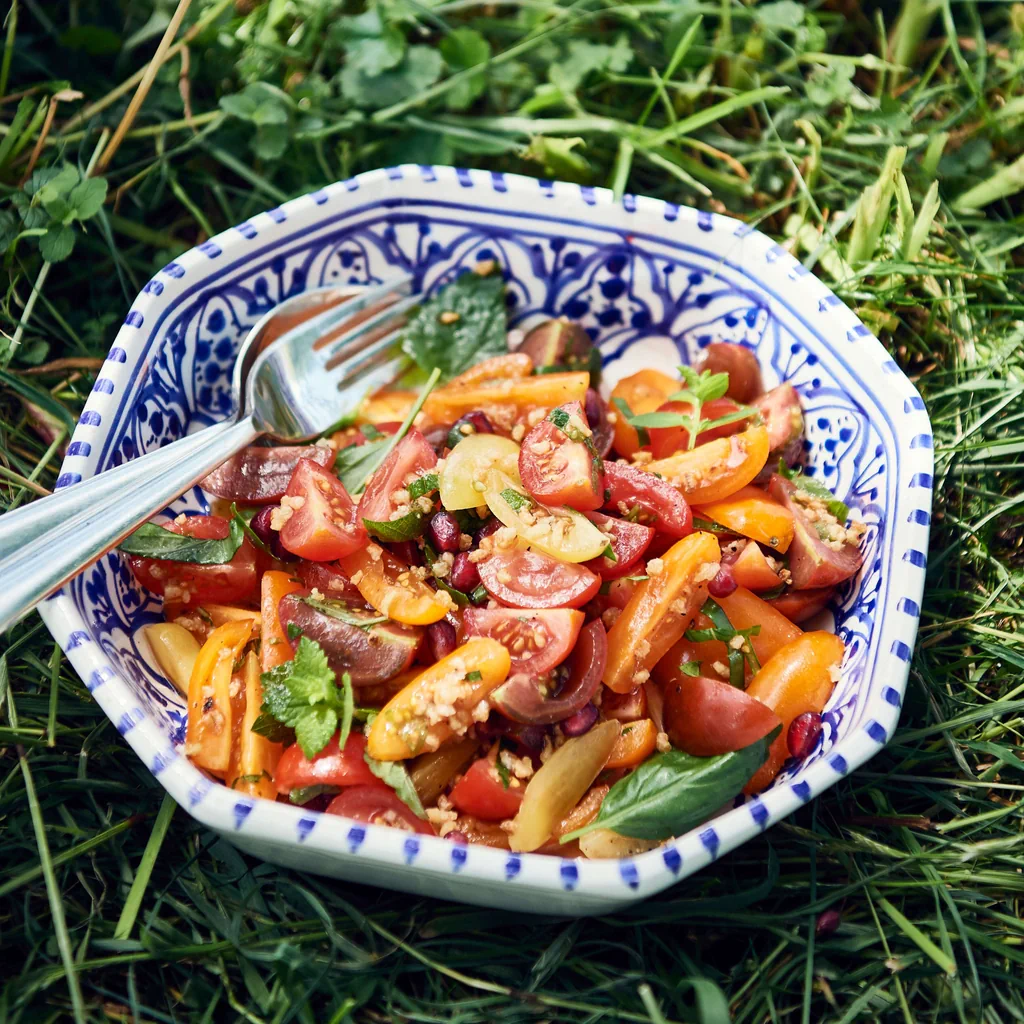 Tomatensalat mit Bulgurcrumble