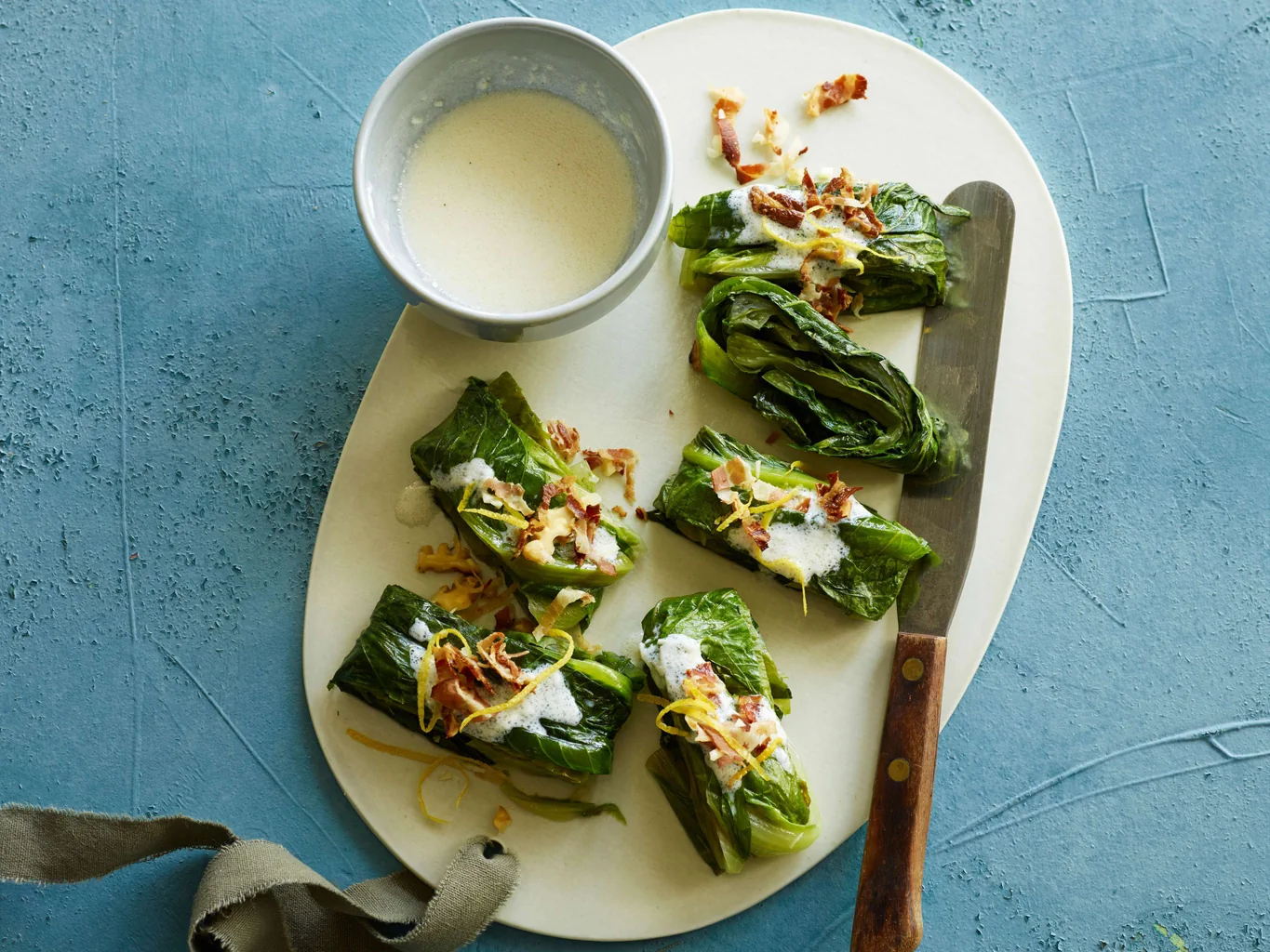 Lauwarmer Lattichsalat mit Speck-Nuss-Gremolata