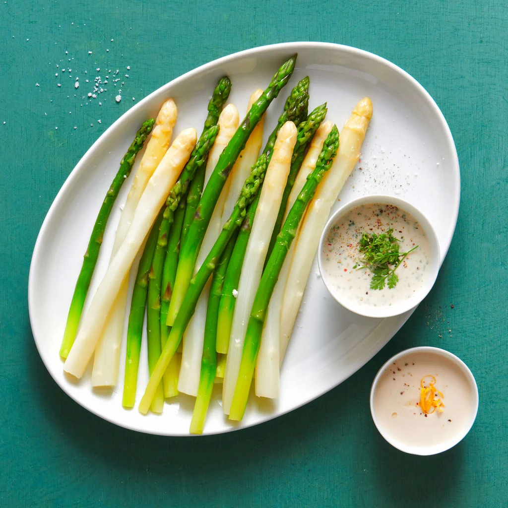 Asparagi con duo di salse verde e bianca