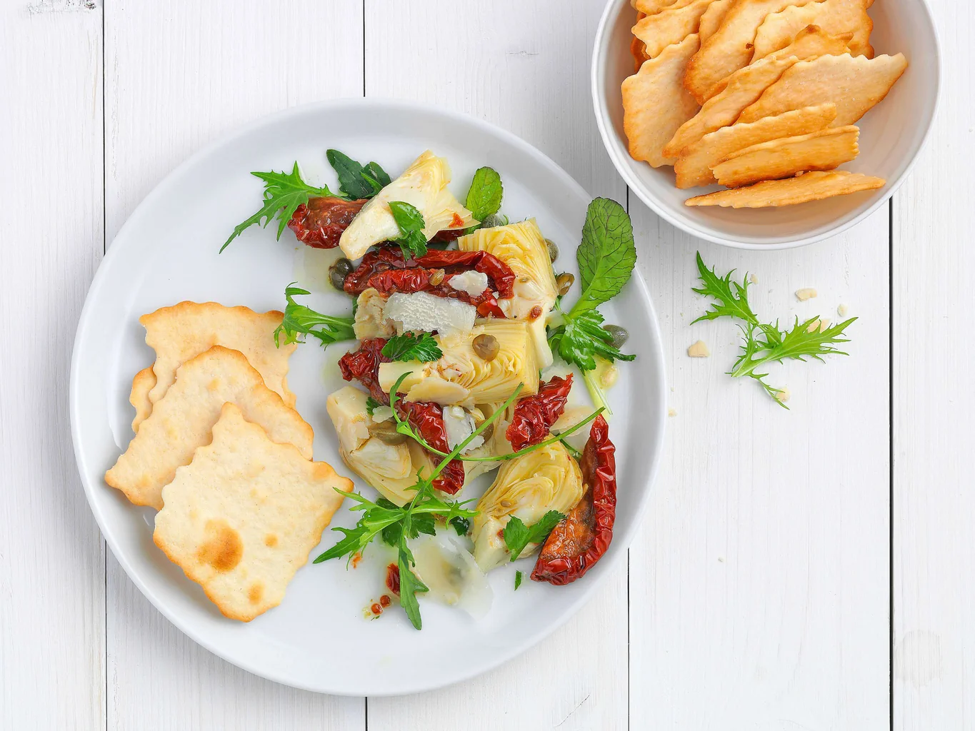 Crackers mit Dörrtomaten-Artischocken-Salat
