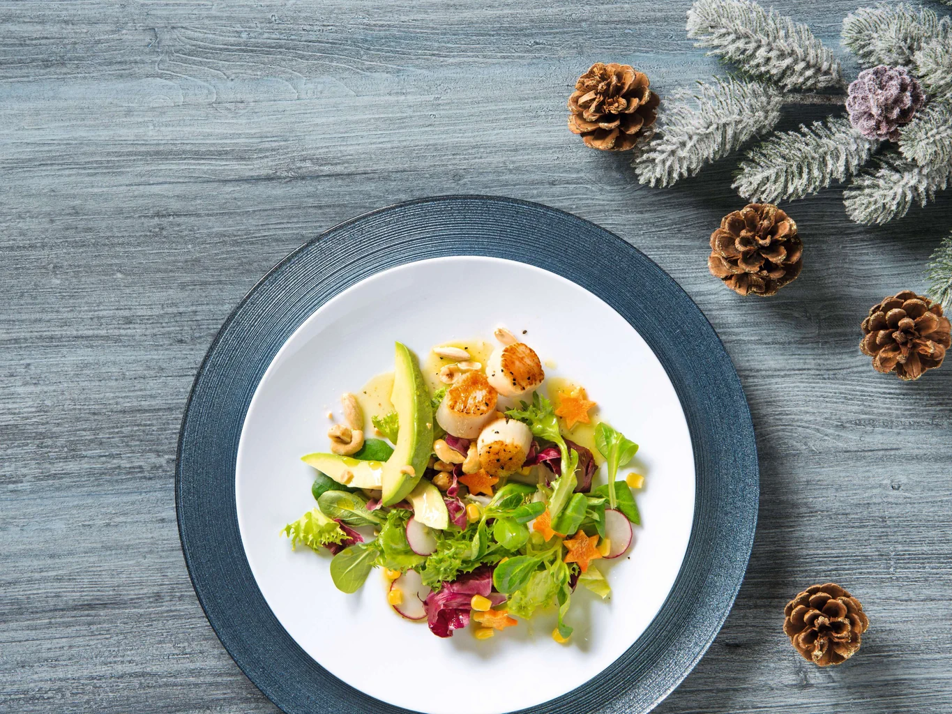 Salade de fête avec noix de Saint-Jacques