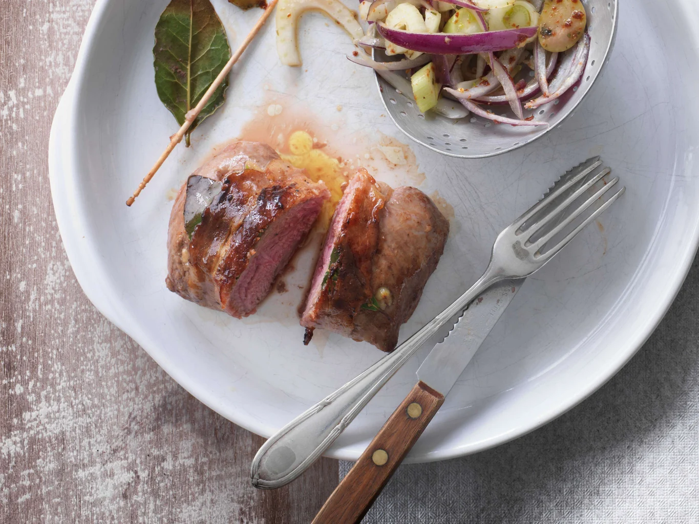 Gespickte Lammhuft vom Grill