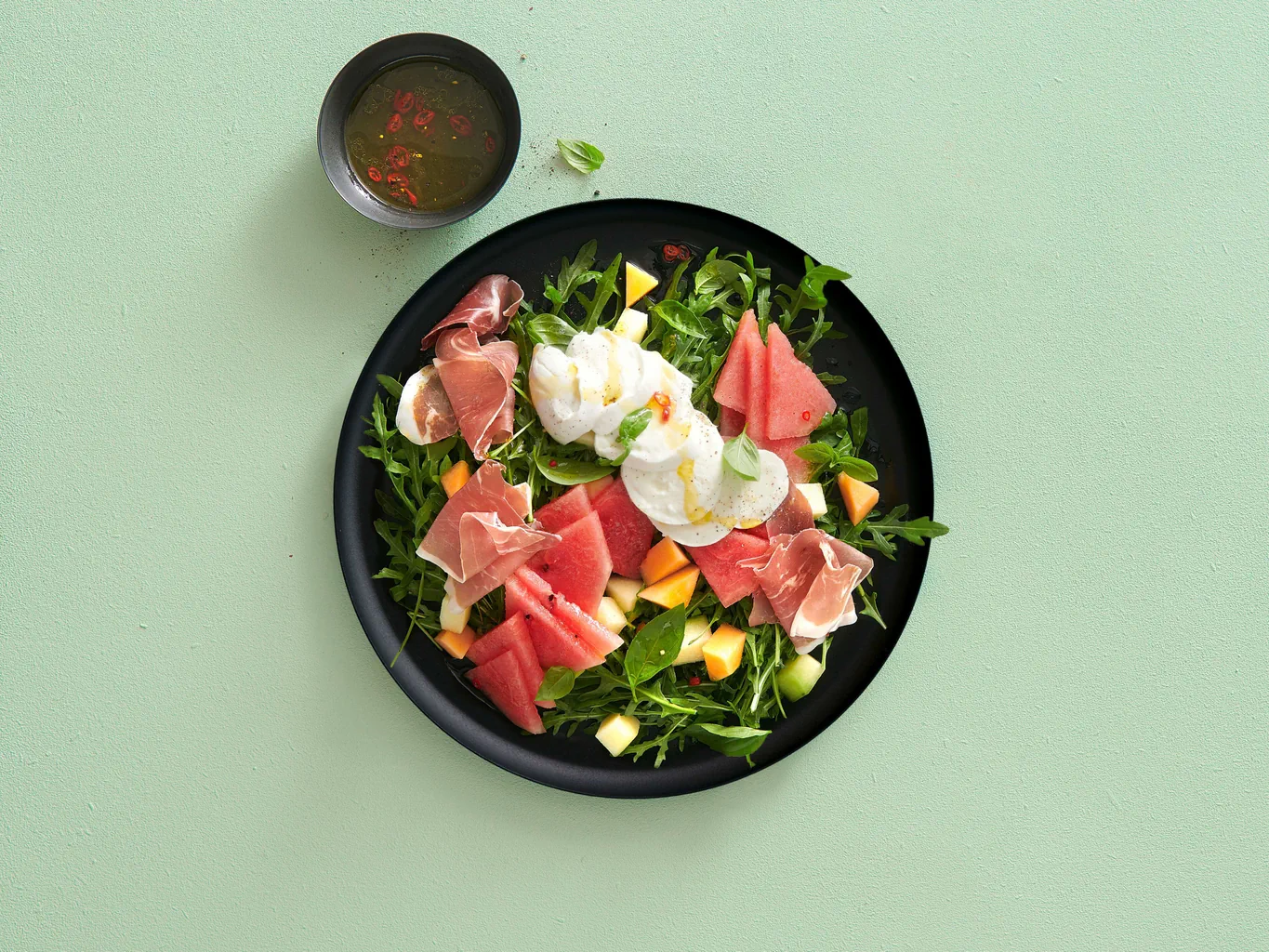 Salade de roquette, melon et pastèque avec sauce au piment 