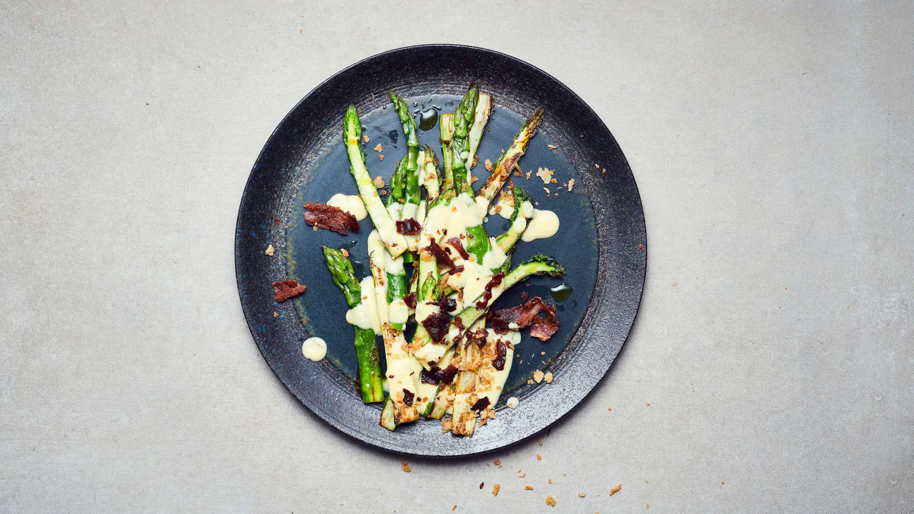 Asparagi con salsa olandese al cocco e topping croccante