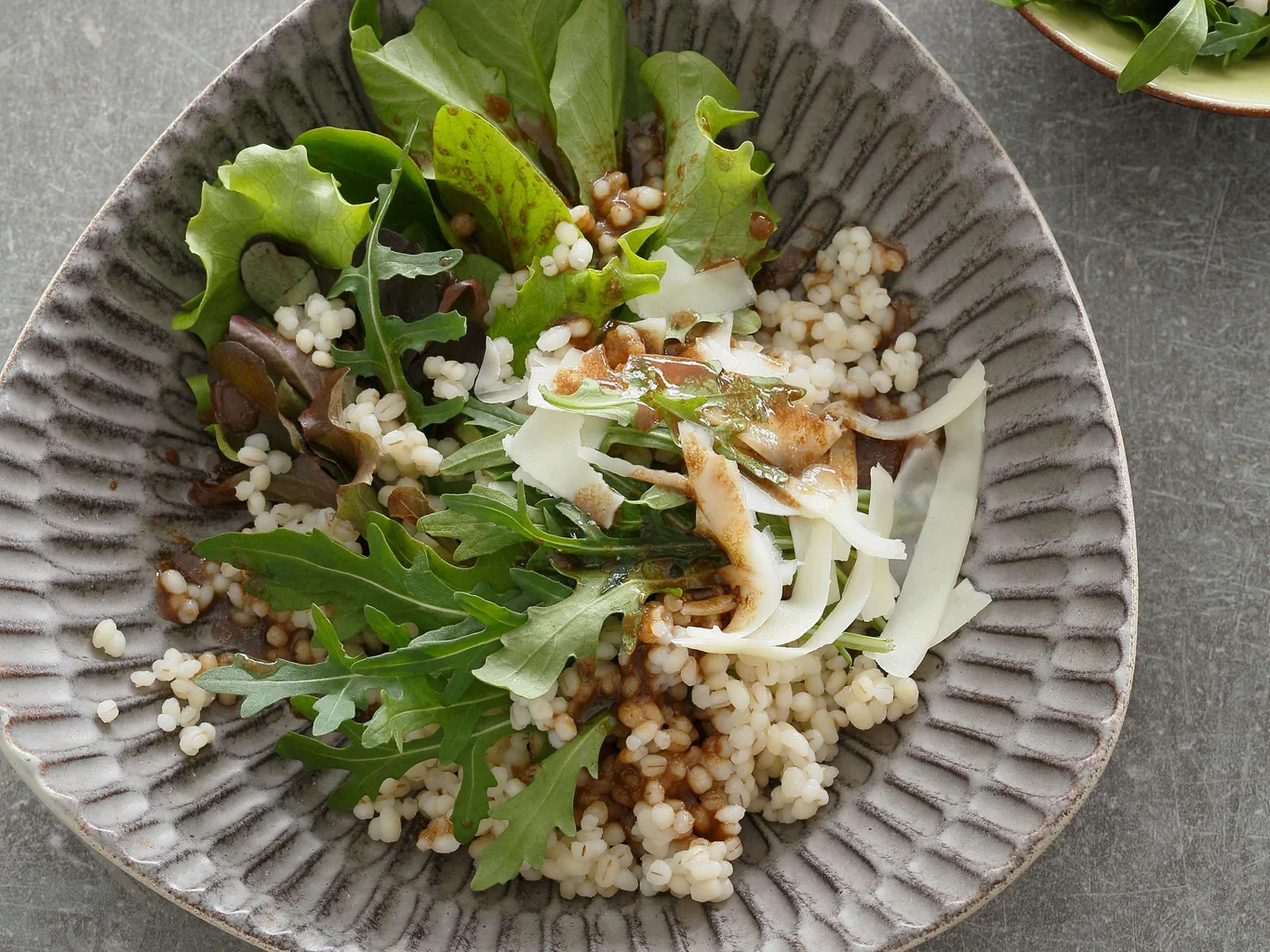 Rollgerstensalat mit Rucola