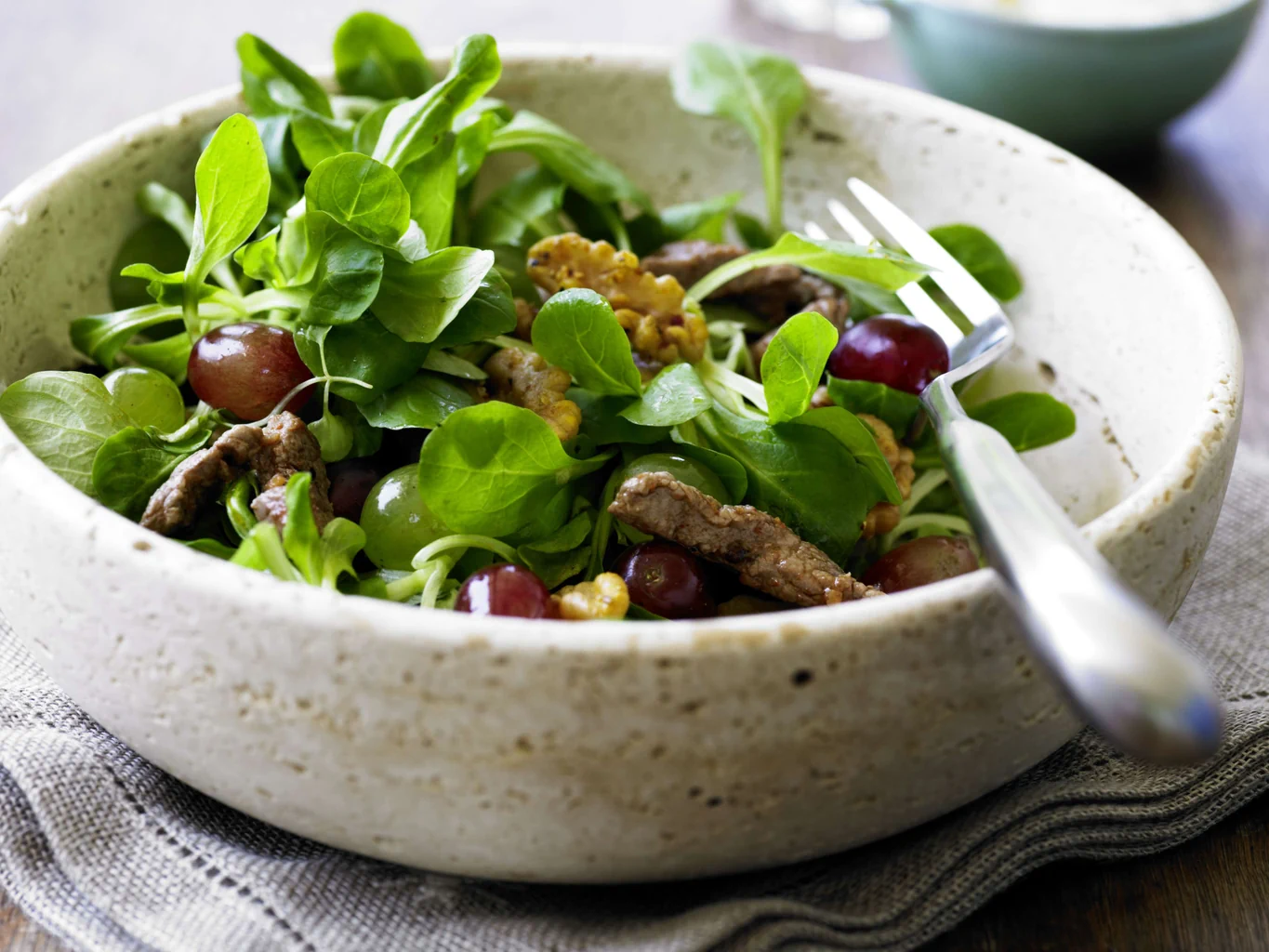 Salade de doucette, sauté de chevreuil et raisin