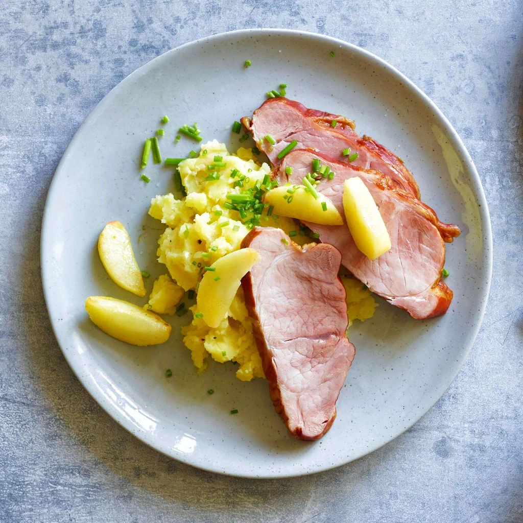Prosciutto affumicato con patate schiacciate e mele