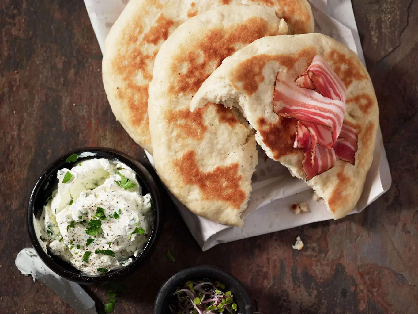 Bannock con formaggio fresco e pancetta