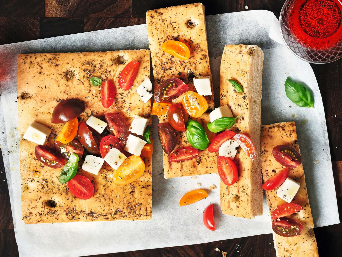 Focaccia alle erbe con mozzarella