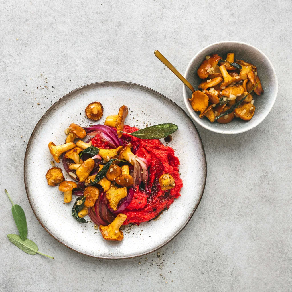 Chanterelles avec purée de courge à la betterave rouge