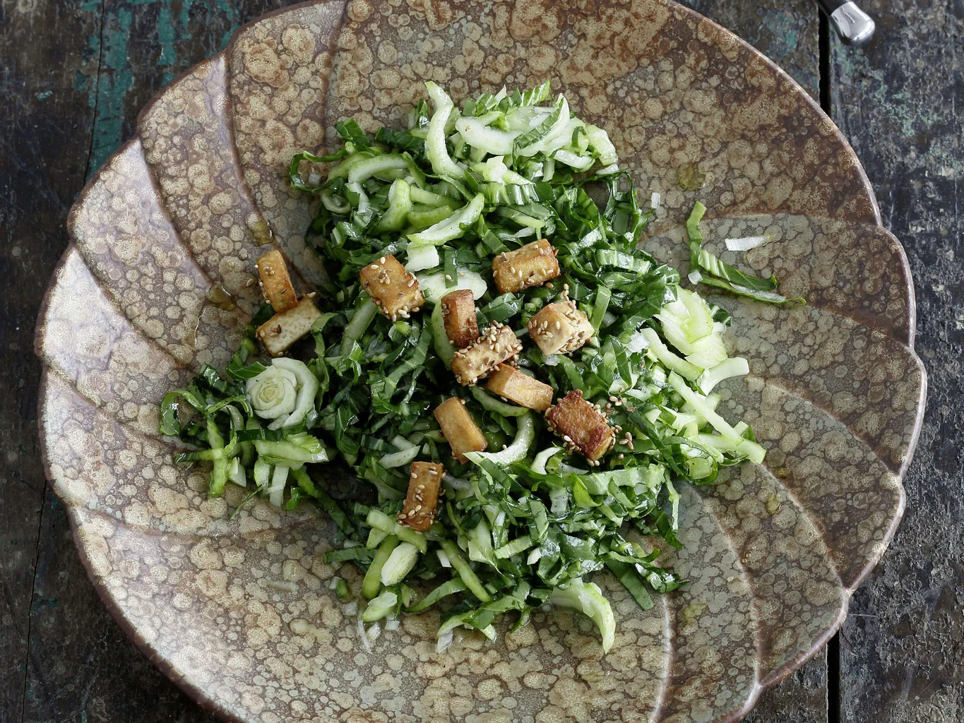 Salade de pak-choï avec croûtons de tofu