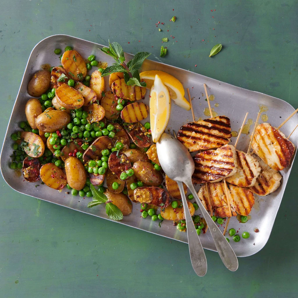 Grillkäsespiess mit warmem Kartoffel-Erbsen-Salat