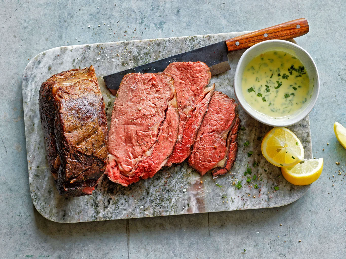 Arrosto di manzo con salsa olandese all’aglio orsino