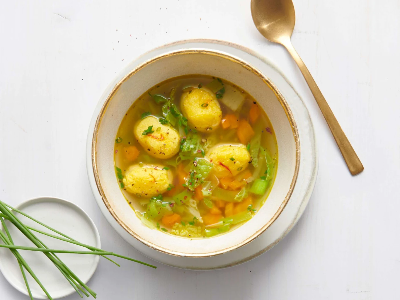 Gemüsesuppe mit Safrannocken