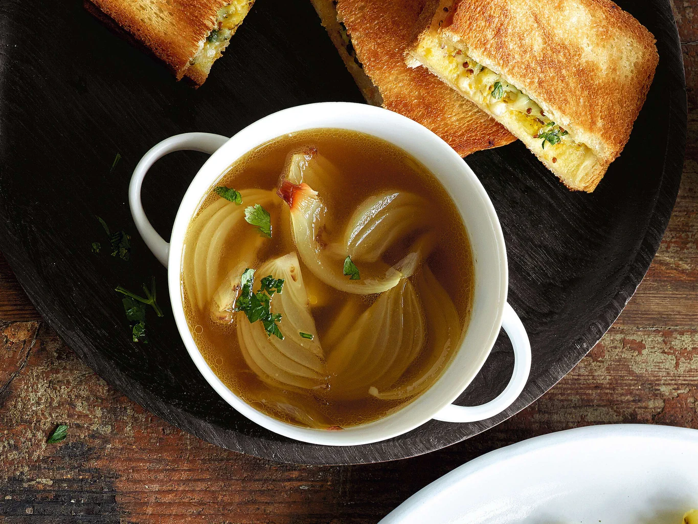 Zwiebelsuppe mit Kräuter-Käse-Croque