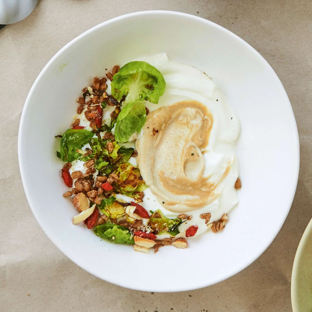 Bowl alla tahini e yogurt con cavoletti di Bruxelles