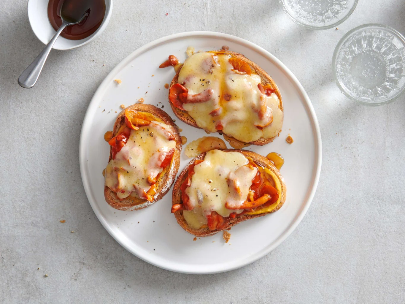 Croûtes au fromage avec champignons et tomates