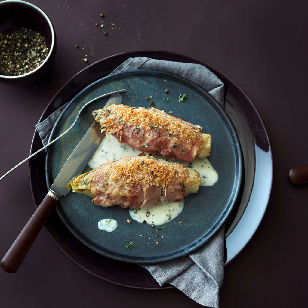 Chicorée-Schinkenrollen mit Kräutersauce