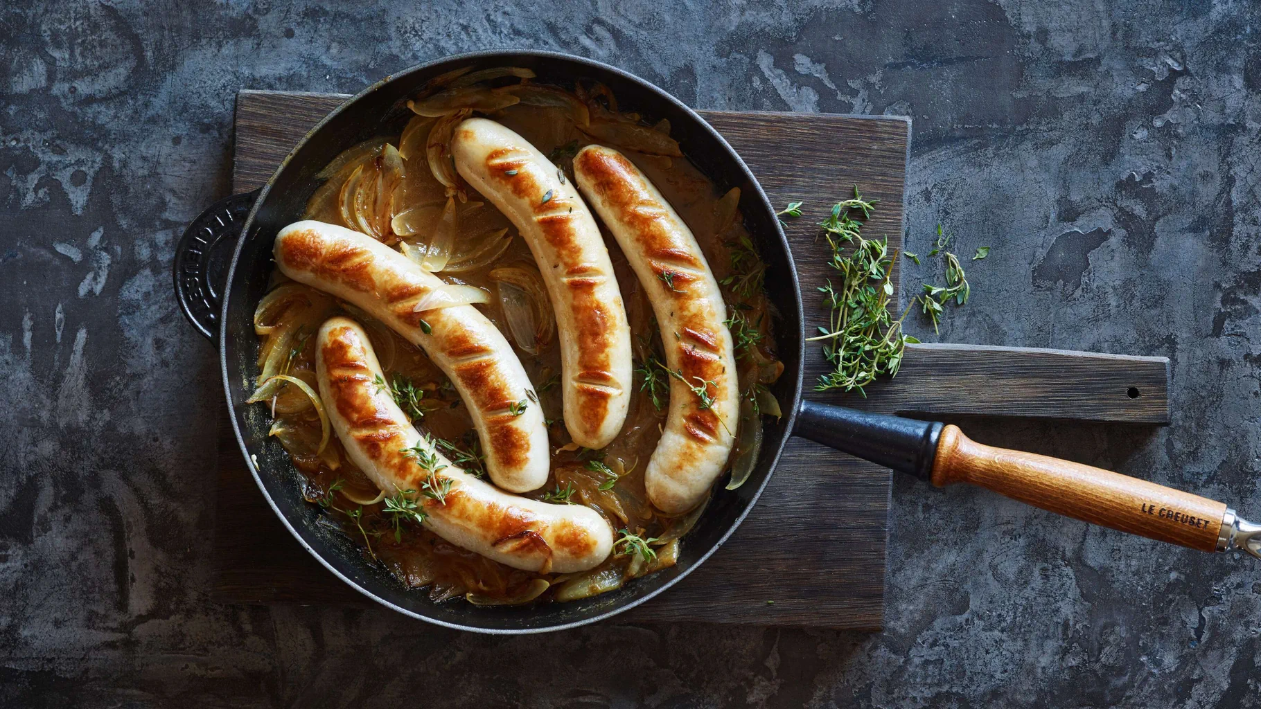 Saucisse à rôtir avec sauce aux oignons