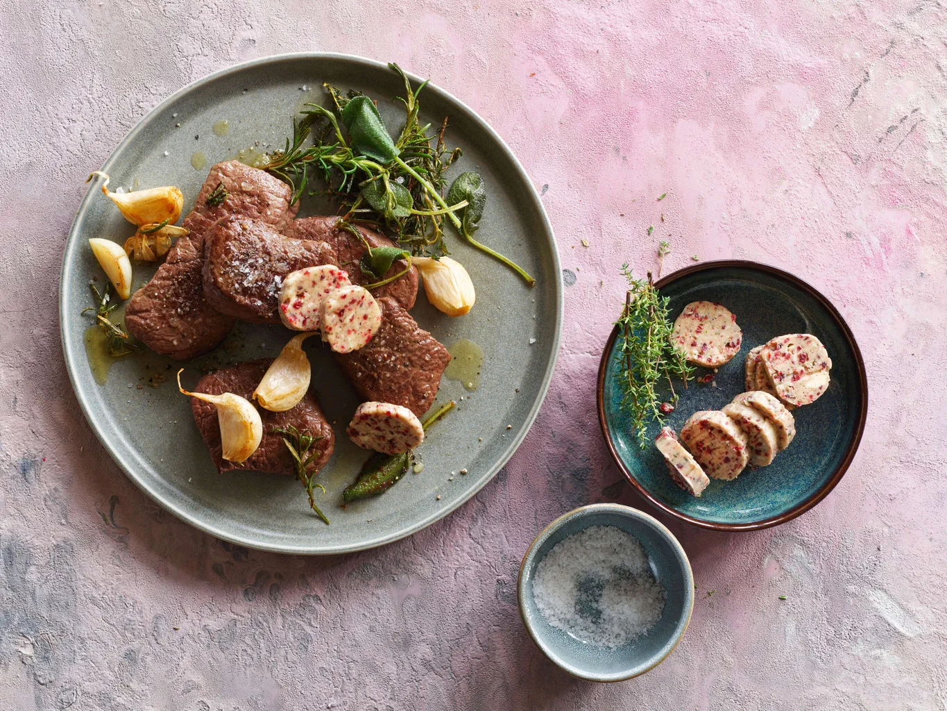 Entrecôtes de cerf avec beurre aux fines herbes et aux canneberges