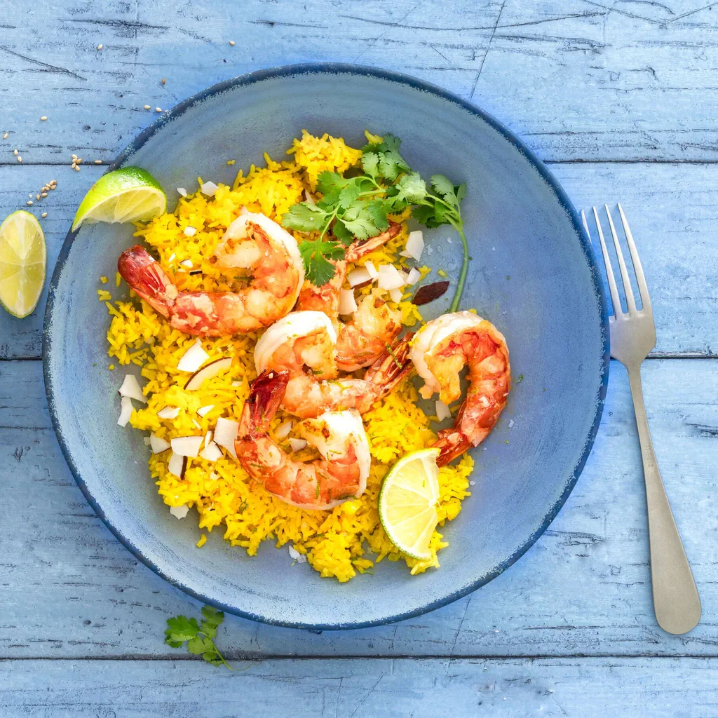 Crevettes avec riz au curcuma et à la noix de coco 