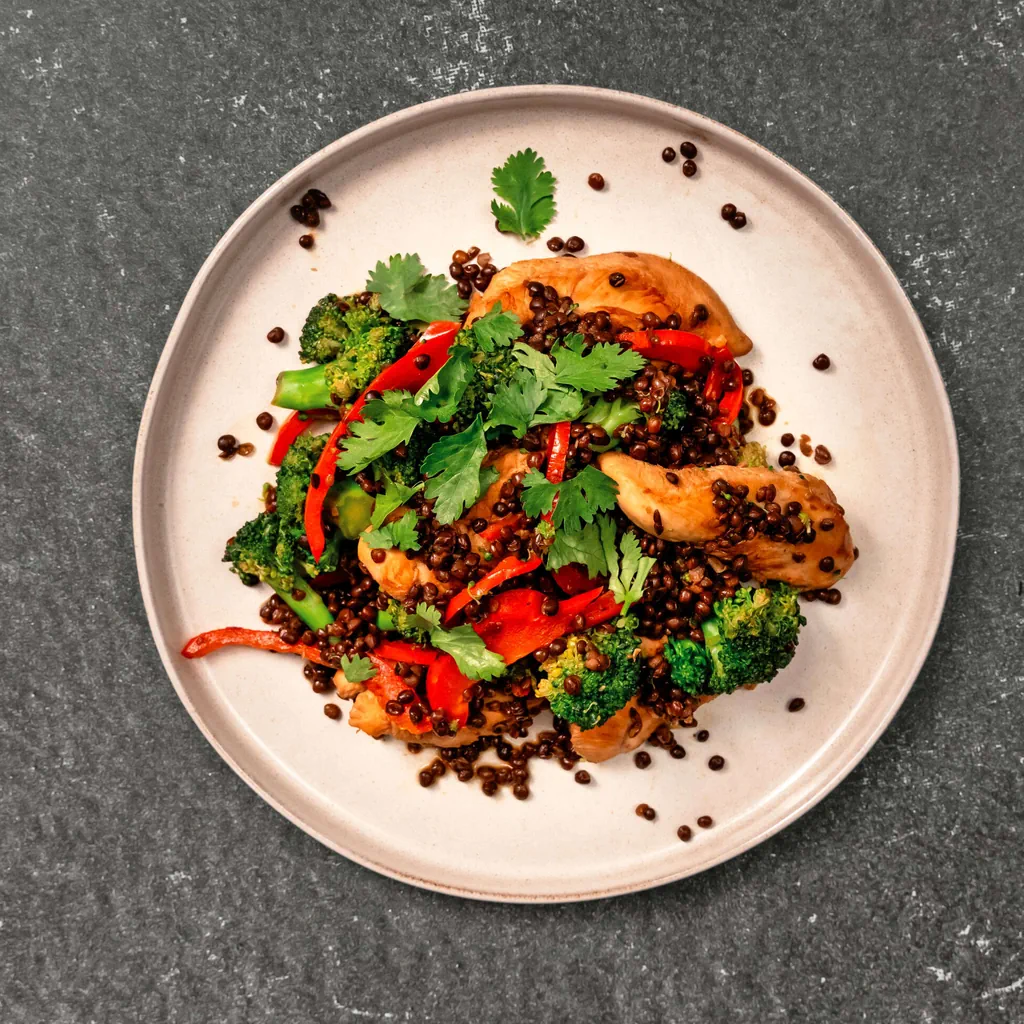 High Protein Stir Fry mit Poulet und Linsen
