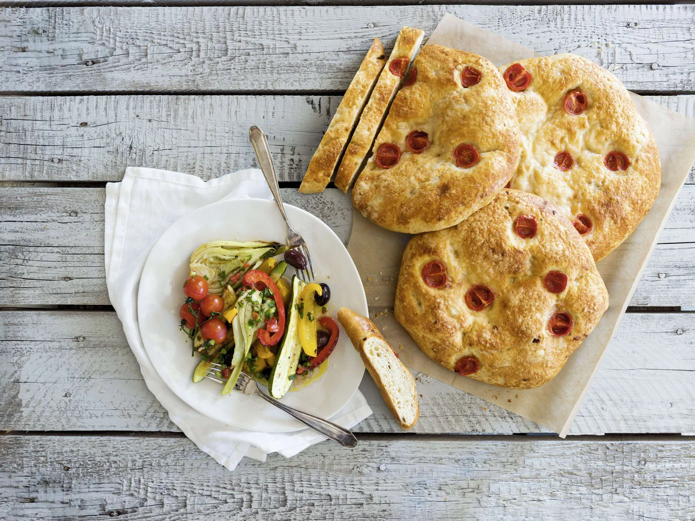 Lauwarmer Gemüsesalat zu Focaccia
