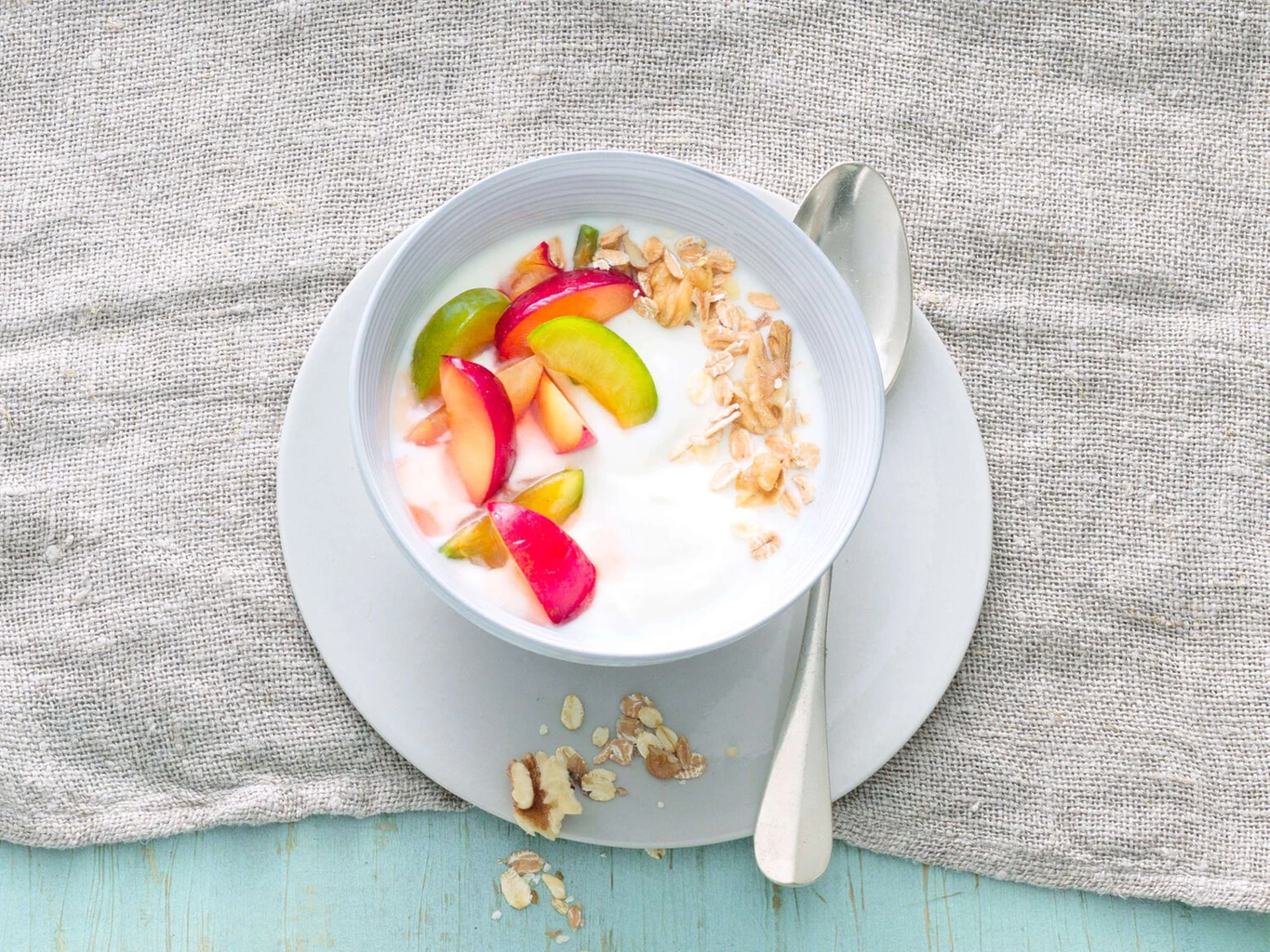Bowl di yogurt e susine