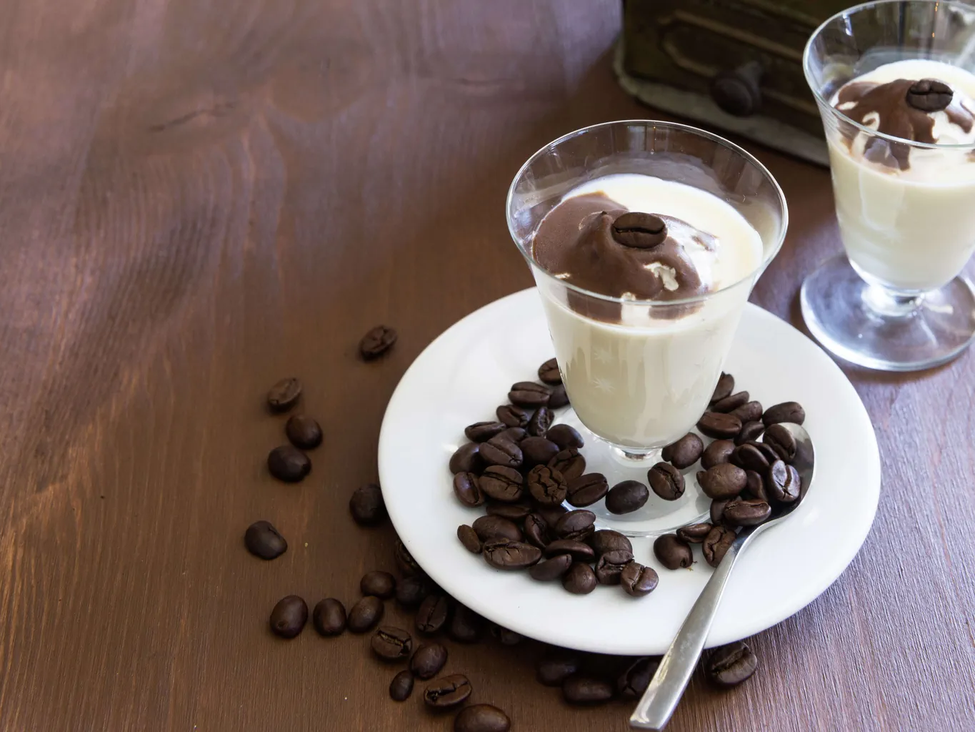 Kaffee-Panna-Cotta mit Kaffee-Schokoladen-Sauce